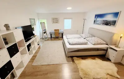 Ein Bett oder Betten in einem Zimmer der Unterkunft Modernes Bauernhaus - 3 Schlafzimmer, Kamin, Wohnzimmer, Küche, Bad