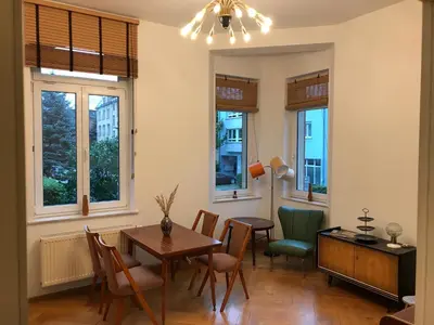 Ein Sitzbereich in der Unterkunft Stylische Mid-Century-Wohnung im Zentrum Plauens