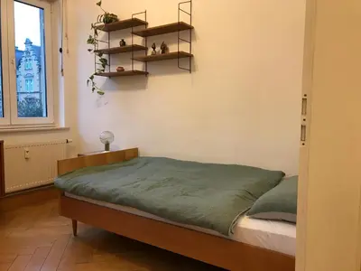 Ein Bett oder Betten in einem Zimmer der Unterkunft Stylische Mid-Century-Wohnung im Zentrum Plauens