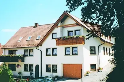 Das Gebäude in dem sich die Ferienwohnung befindet