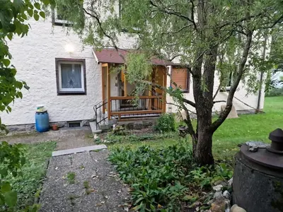 Ein Garten an der Unterkunft Altes Zollhaus im Wald
