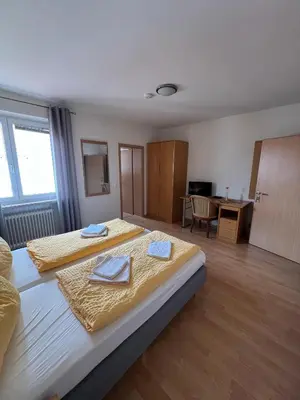 Ein Bett oder Betten in einem Zimmer der Unterkunft Gasthaus & Metzgerei Besenhardt
