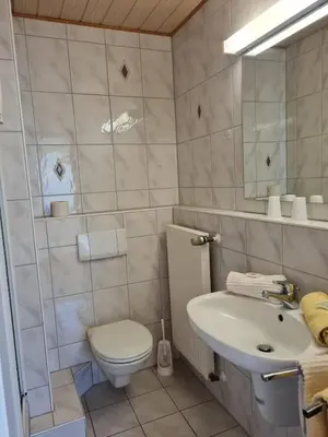 Ein Badezimmer in der Unterkunft Waldpension Rabeneck