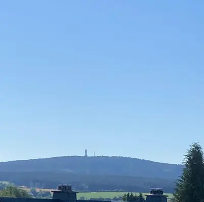 Ein allgemeiner Bergblick oder ein Berglick von der Ferienwohnung aus