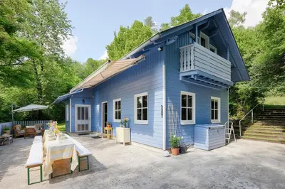 Das Gebäude in dem sich das Ferienhaus befindet