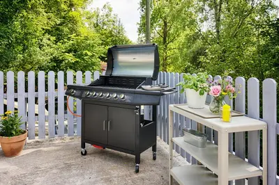 Ein für Gäste verfügbarer Grill im Ferienhaus