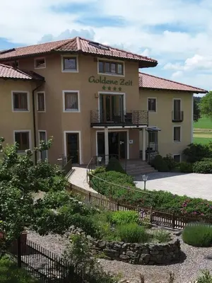 Ein Garten an der Unterkunft Naturhotel Goldene Zeit
