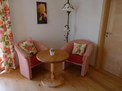 Ein Sitzbereich in der Unterkunft Naturhotel Goldene Zeit