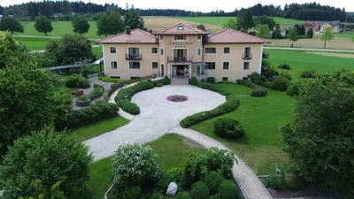Ein Garten an der Unterkunft Naturhotel Goldene Zeit