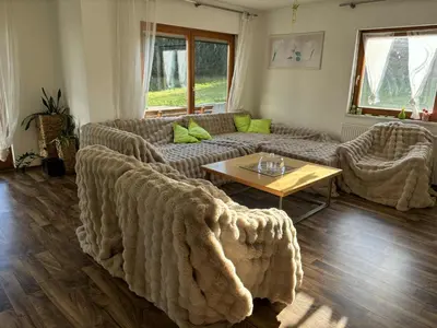 Ein Sitzbereich in der Unterkunft Haus mit Terrasse am Sonnenuntergang