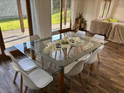 Ein Sitzbereich in der Unterkunft Haus mit Terrasse am Sonnenuntergang