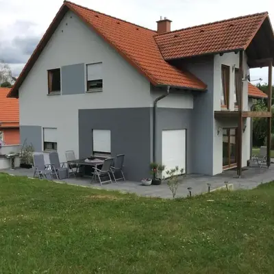 Haus mit Terrasse am Sonnenuntergang