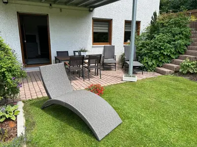 Ein Garten an der Unterkunft Ruhige Ferienwohnung mit Terrasse für 2 Personen