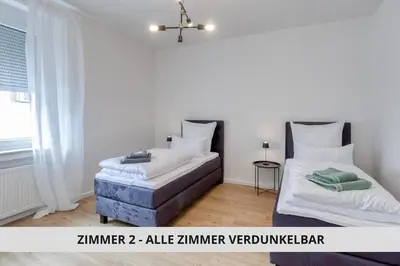 Ein Bett oder Betten in einem Zimmer der Unterkunft Sali Homes - 3BR Apartment, 6 Single Beds, Central Bayreuth