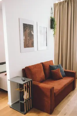 Ein Sitzbereich in der Unterkunft Suite 13 Orange Wood mit verschiedenen Schlafmöglichkeiten