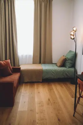Ein Sitzbereich in der Unterkunft Suite 13 Orange Wood mit verschiedenen Schlafmöglichkeiten