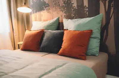 Ein Bett oder Betten in einem Zimmer der Unterkunft Suite 13 Orange Wood mit verschiedenen Schlafmöglichkeiten