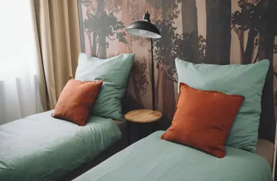 Ein Bett oder Betten in einem Zimmer der Unterkunft Suite 13 Orange Wood mit verschiedenen Schlafmöglichkeiten