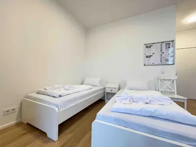 Ein Bett oder Betten in einem Zimmer der Unterkunft AM1026 - Smarte Monteurwohnung Übergangswohnung