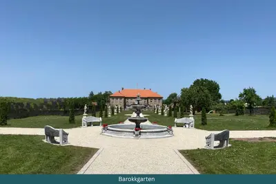 Ein Garten an der Unterkunft Schloss Hotel Colmdorf