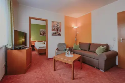 Ein Sitzbereich in der Unterkunft Hotel Berglandstübel