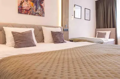 Ein Bett oder Betten in einem Zimmer der Unterkunft SchillerApartment Hof, Küche, 24h Digital-Checkin, Parkplatz, WLan250MBit