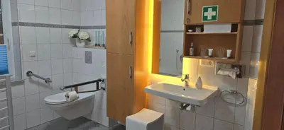 Ein Badezimmer in der Unterkunft Resi's Zimmer mit Bad und Terrasse