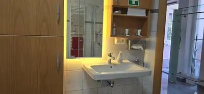 Ein Badezimmer in der Unterkunft Resi's Zimmer mit Bad und Terrasse