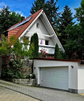 Das Gebäude in dem sich das Privatzimmer befindet