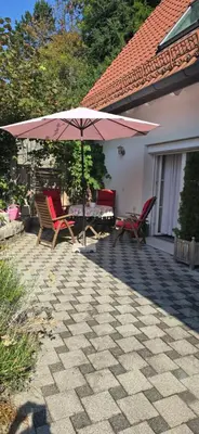 Ein Garten an der Unterkunft Resi's Zimmer mit Bad und Terrasse