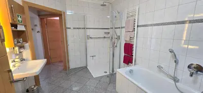 Ein Badezimmer in der Unterkunft Resi's Zimmer mit Bad und Terrasse