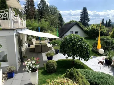 Ein Garten an der Unterkunft Schätzla mit Fasssauna