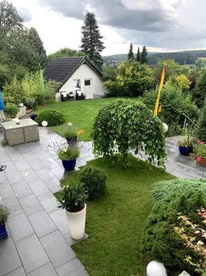 Ein Garten an der Unterkunft Schätzla mit Fasssauna