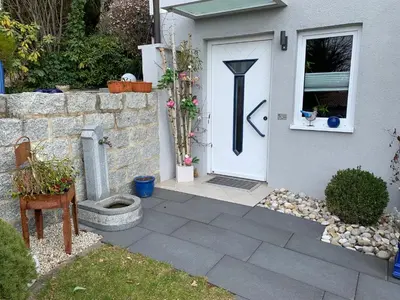 Ein Garten an der Unterkunft Schätzla mit Fasssauna