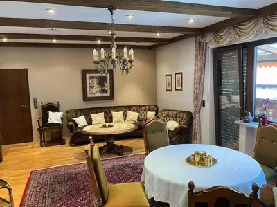 Ein Sitzbereich in der Unterkunft Ferienwohnung Fichtelberg