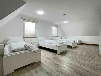 Ein Bett oder Betten in einem Zimmer der Unterkunft SAD212 - Großzügige Monteurwohnung