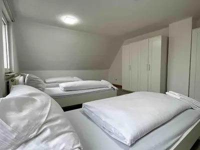Ein Bett oder Betten in einem Zimmer der Unterkunft SAD212 - Großzügige Monteurwohnung