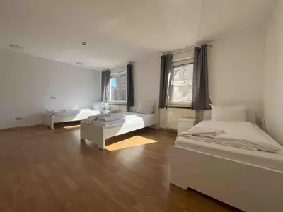 Ein Bett oder Betten in einem Zimmer der Unterkunft SAD303 - Geräumige Monteurwohnung mit Balkon