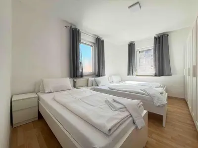 Ein Bett oder Betten in einem Zimmer der Unterkunft SAD303 - Geräumige Monteurwohnung mit Balkon