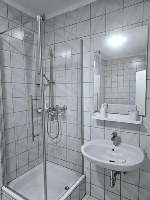 Ein Badezimmer in der Unterkunft City-Close - King Bed & Free Garage
