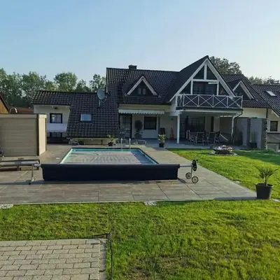 Moderne Dachgeschosswohnung mit Garten