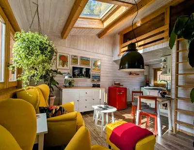 Küche/Küchenzeile in der Unterkunft Wichtelhaisl Rittersgrün im Erzgebirge - Entspannen im fröhlichen Tiny House - umzäunter Naturgarten-Hunde willkommen-Terrasse-Elektroauto laden