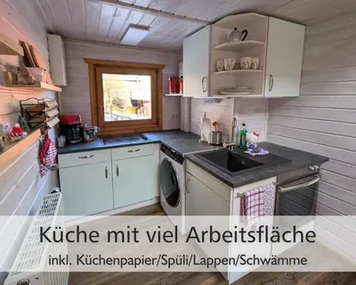Küche/Küchenzeile in der Unterkunft Wichtelhaisl Rittersgrün im Erzgebirge - Entspannen im fröhlichen Tiny House - umzäunter Naturgarten-Hunde willkommen-Terrasse-Elektroauto laden