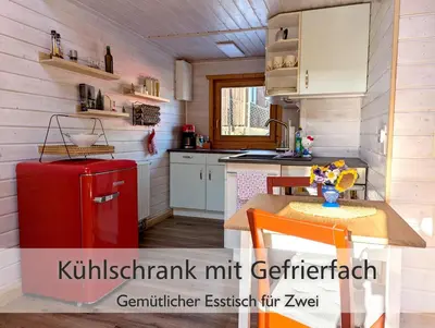 Küche/Küchenzeile in der Unterkunft Wichtelhaisl Rittersgrün im Erzgebirge - Entspannen im fröhlichen Tiny House - umzäunter Naturgarten-Hunde willkommen-Terrasse-Elektroauto laden