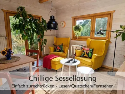 Ein Sitzbereich in der Unterkunft Wichtelhaisl Rittersgrün im Erzgebirge - Entspannen im fröhlichen Tiny House - umzäunter Naturgarten-Hunde willkommen-Terrasse-Elektroauto laden