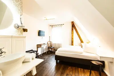 Ein Bett oder Betten in einem Zimmer der Unterkunft Hotel Villa WUN