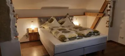 Ein Bett oder Betten in einem Zimmer der Unterkunft Ferienhaus Rötzer - Forsthausschmankerl mit Sauna, Whirlpool und Grill
