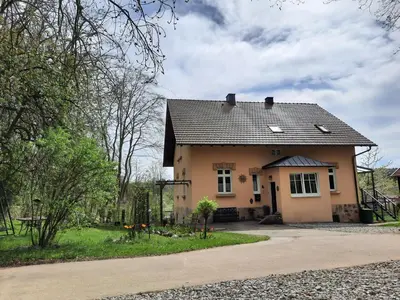 Das Gebäude in dem sich das Ferienhaus befindet