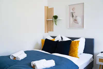 Ein Bett oder Betten in einem Zimmer der Unterkunft Fewostaeps- charmanter, moderner Juwel