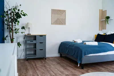 Ein Bett oder Betten in einem Zimmer der Unterkunft Fewostaeps- charmanter, moderner Juwel